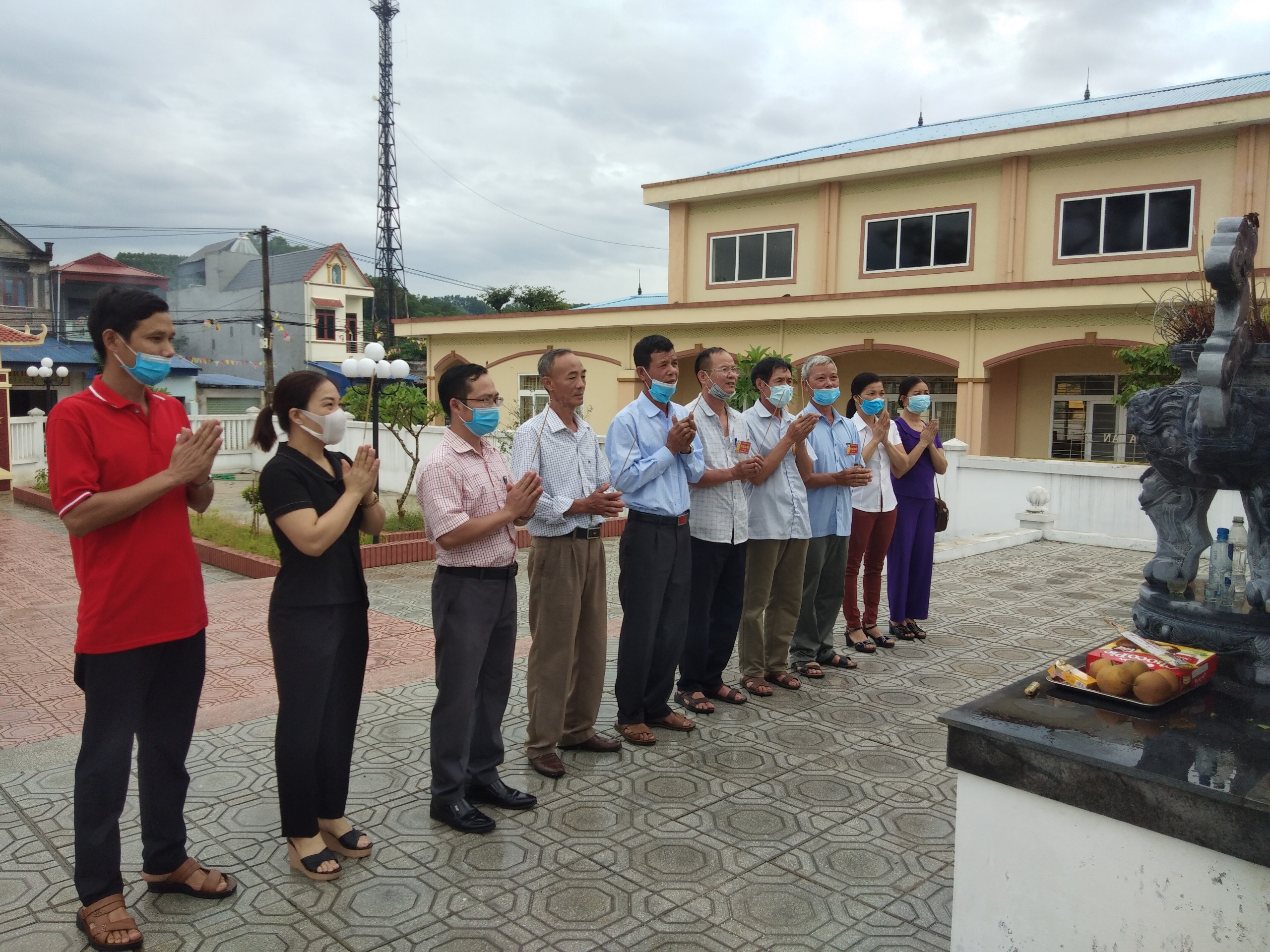 H1. thắp hương tại đài tưởng niệm